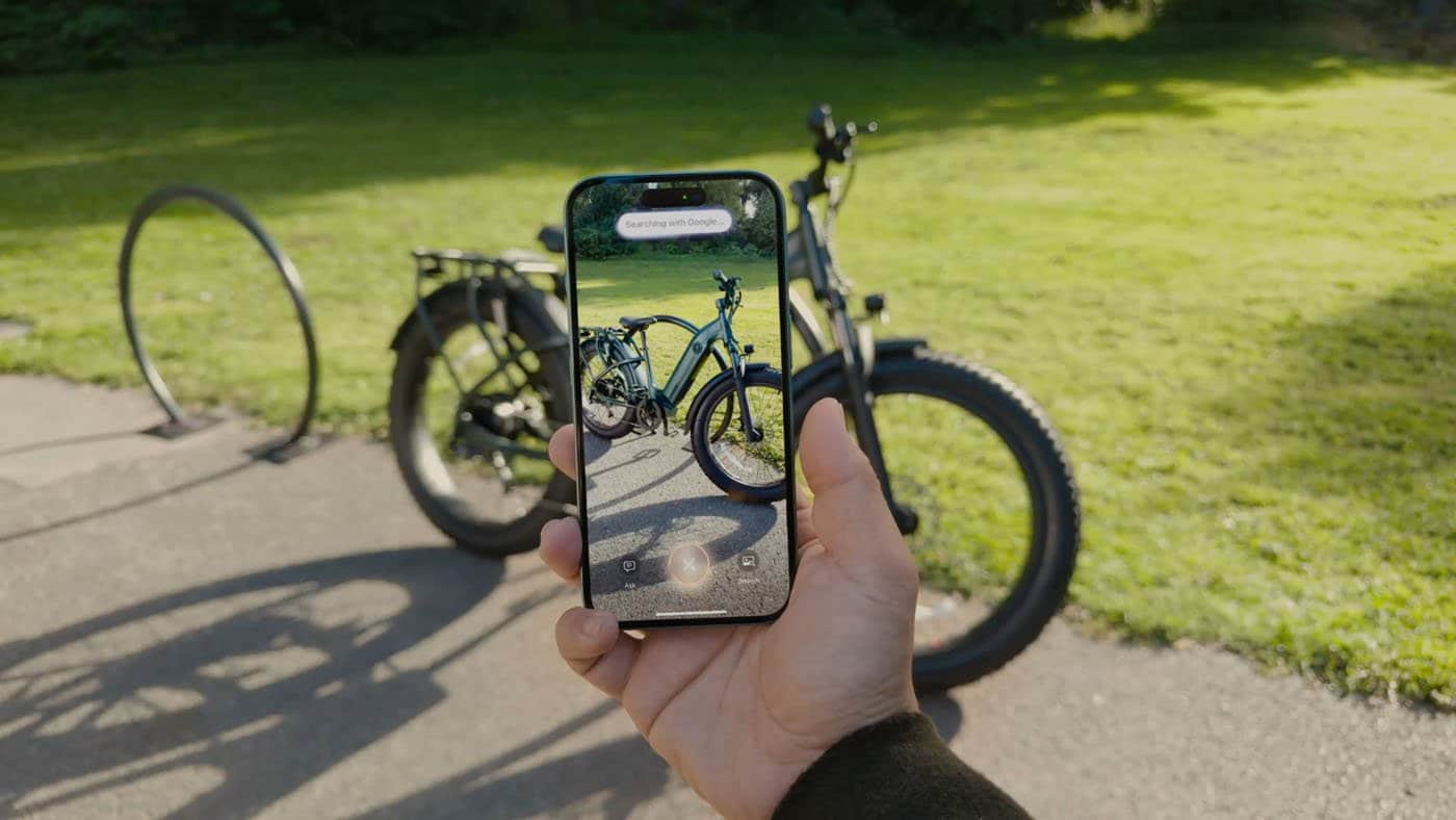 Photo de vélos à travers un écran de smartphone