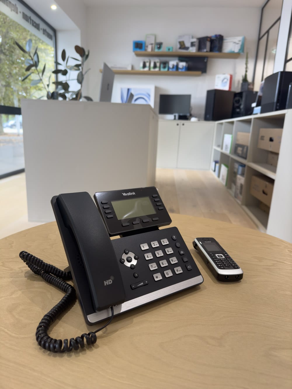 Téléphone de bureau moderne en magasin d'électronique